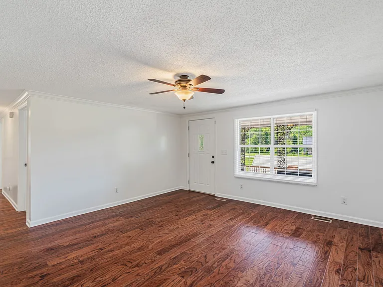 1229 Everett Rd — Photo 11