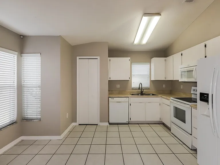 219 Lookout Dr — Photo 5