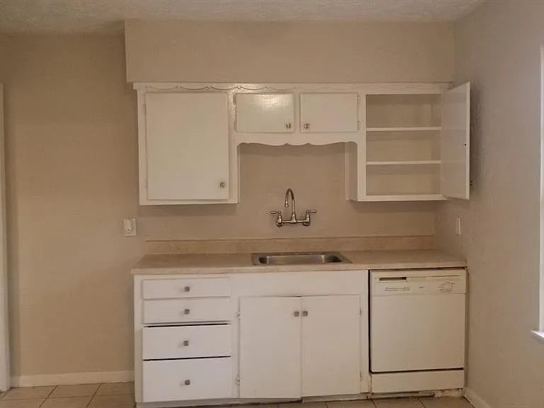 14911 Grand Prairie Dr — Photo 4