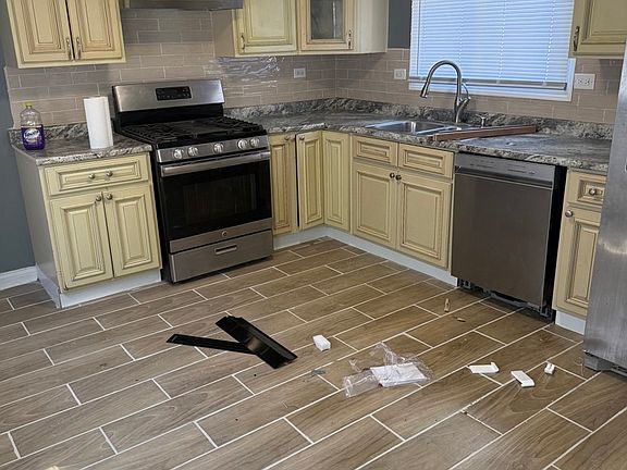 4th image of 16143 Clifton Park Ave