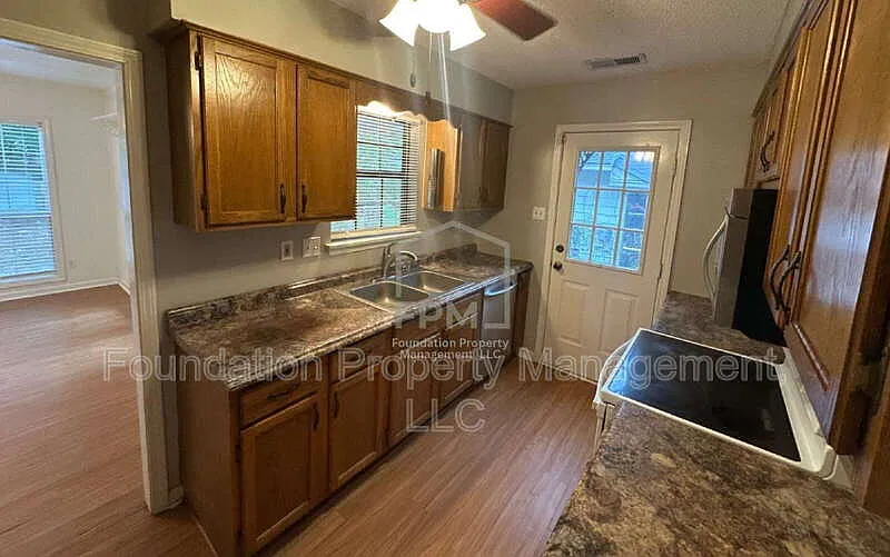 3 bed, 2.0 bath, 1613 sqft, $1,650 — Photo 3