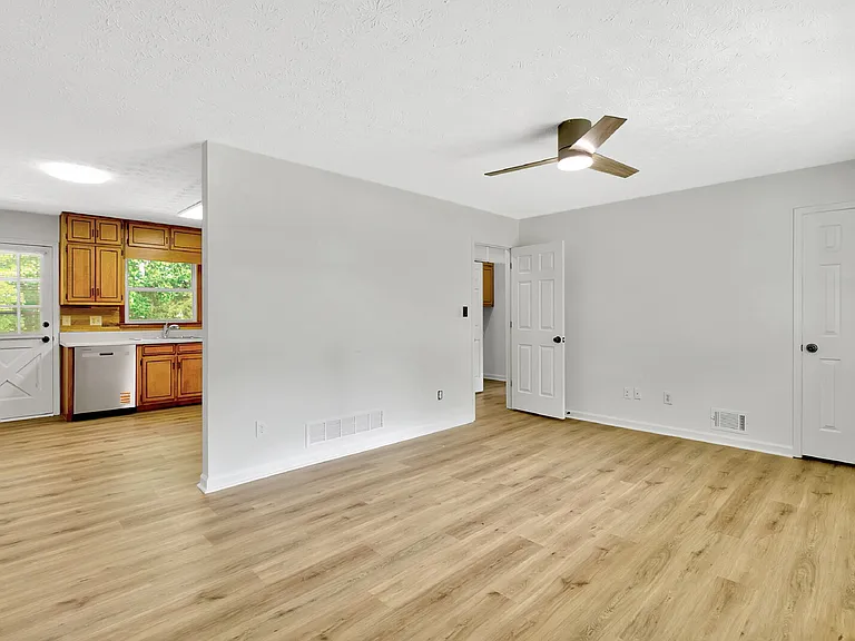 200 Meadowbrook Ct #B — Photo 8