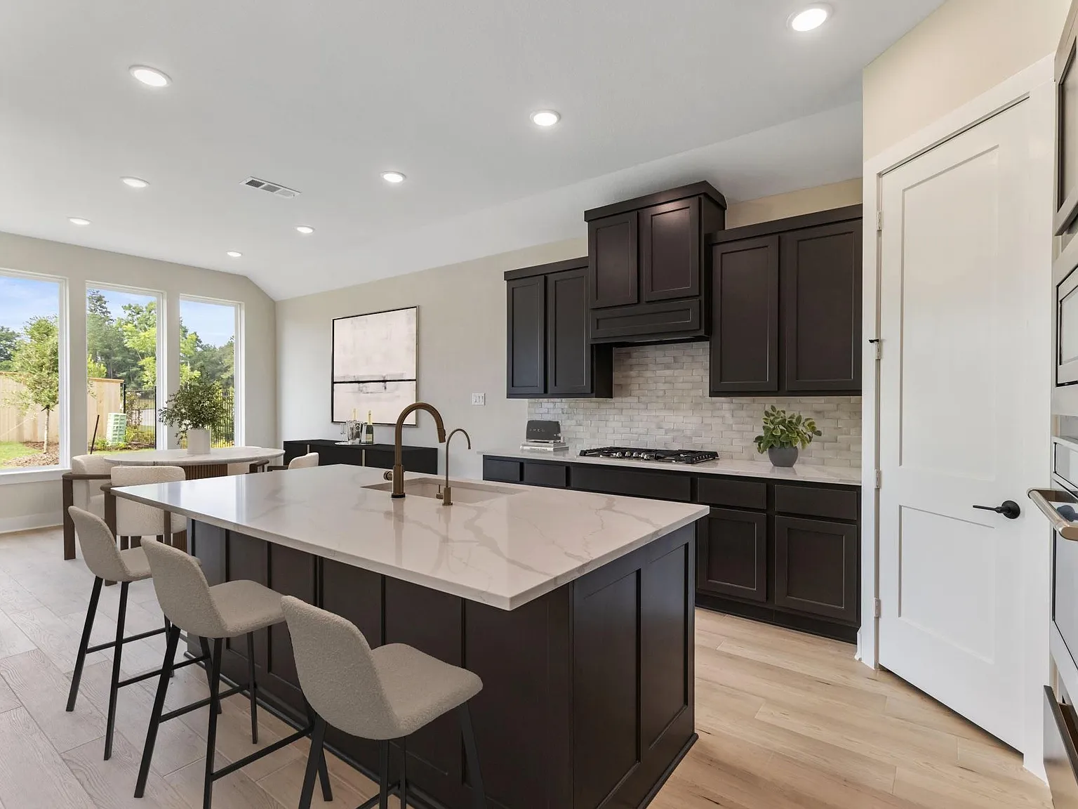 4 bed, 3.0 bath, 2381 sqft, $4,200 — Photo 4