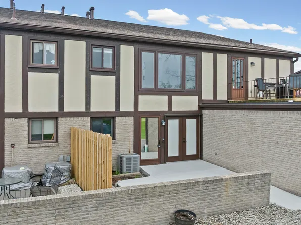 1030 Country Club Dr, Saint Clair Shores, MI 48082