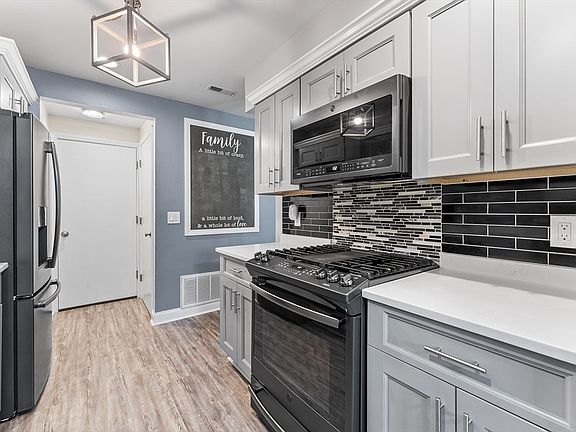 4th image of 16 Meadowood Dr