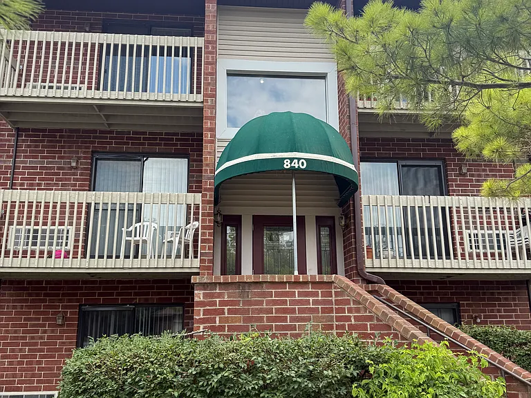 840 N Lakeside Dr #3B — Photo 1