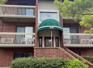 840 N Lakeside Dr APT 3B, Vernon Hills, IL 60061