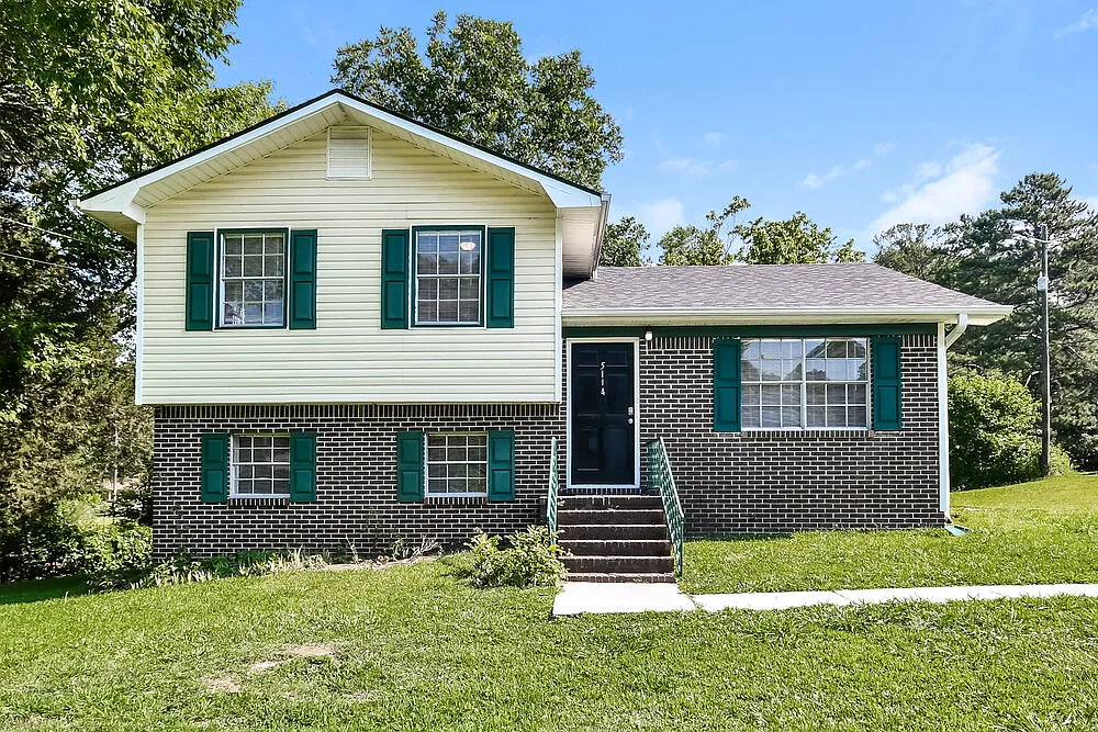 3 bed, 1.0 bath, 991 sqft, $1,365 — Photo 1