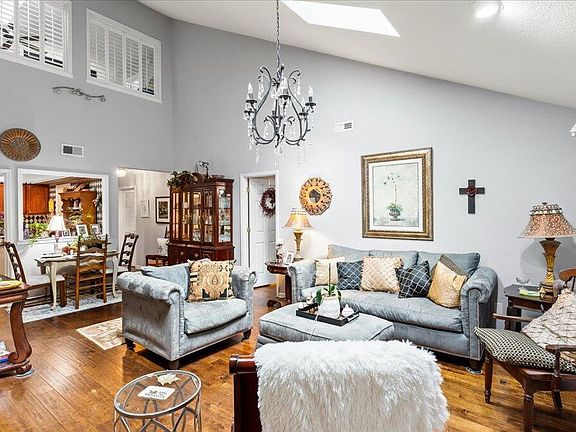 3rd image of 572 Brookshire Way