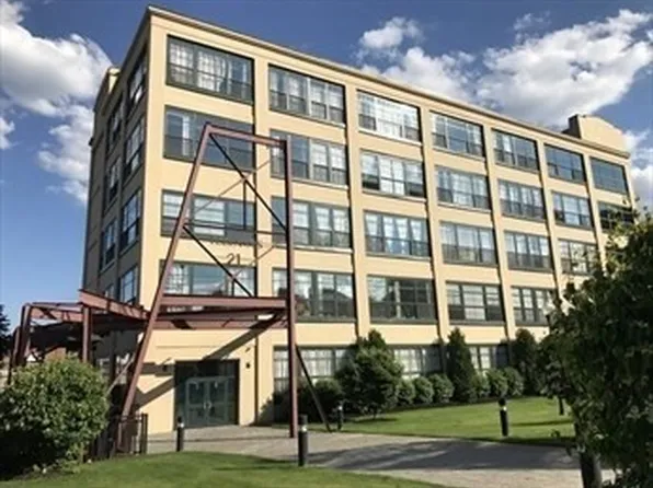 21 Illinois St APT 202, Worcester, MA 01610