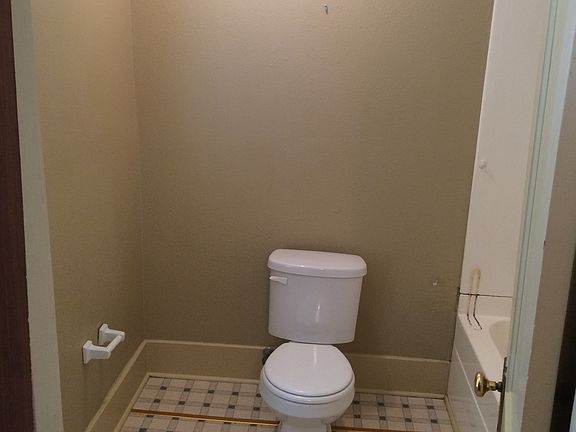 5th image of 410 E 6th St APT 3