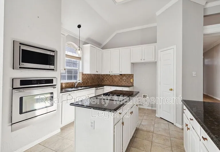 8012 Greenwood Dr — Photo 11