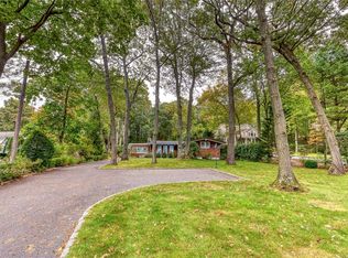 31 Fleets Cove Rd, Huntington, NY 11743