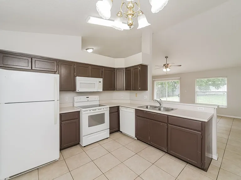 918 Palm Forest Ln — Photo 8