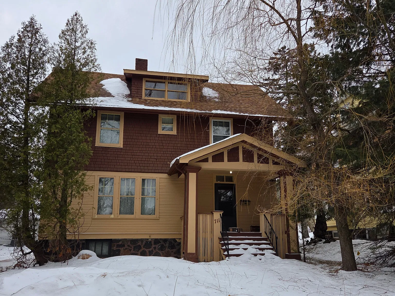 6 bed, 2.5 bath, 2600 sqft, $3,200 — Photo 1