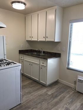 5th image of 11434 Calvert St APT 2