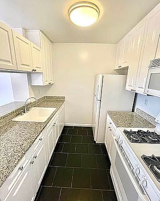 5th image of 325 W 43rd St #2G