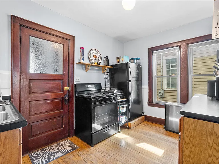 2116 N Oakland Ave — Photo 3