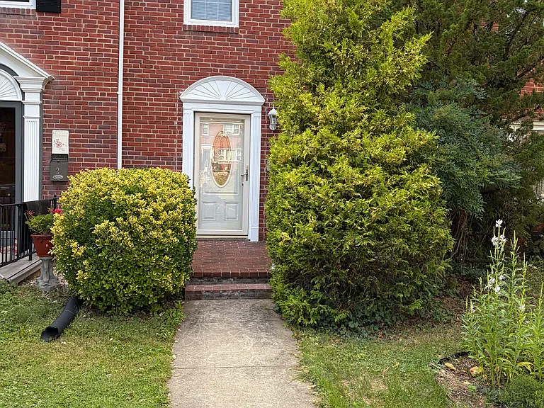 4 Winthrop Ct — Photo 1