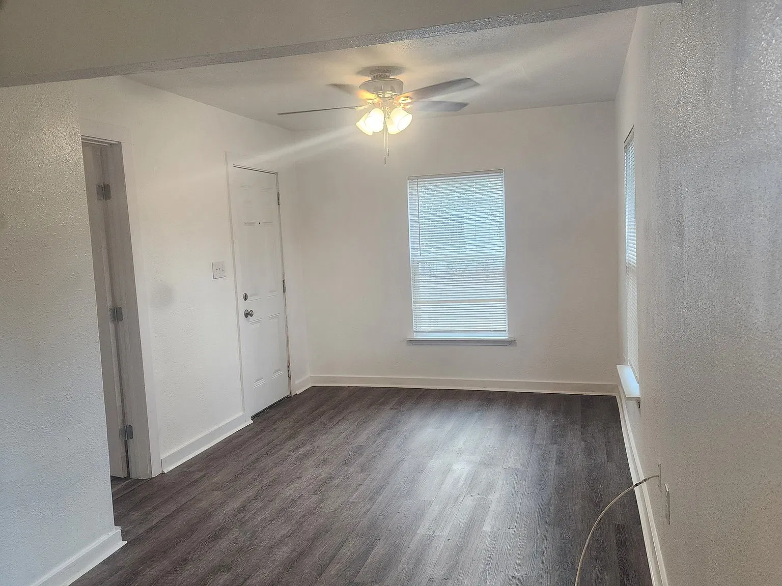 3 Bedroom / 1 Bathroom House — Photo 2