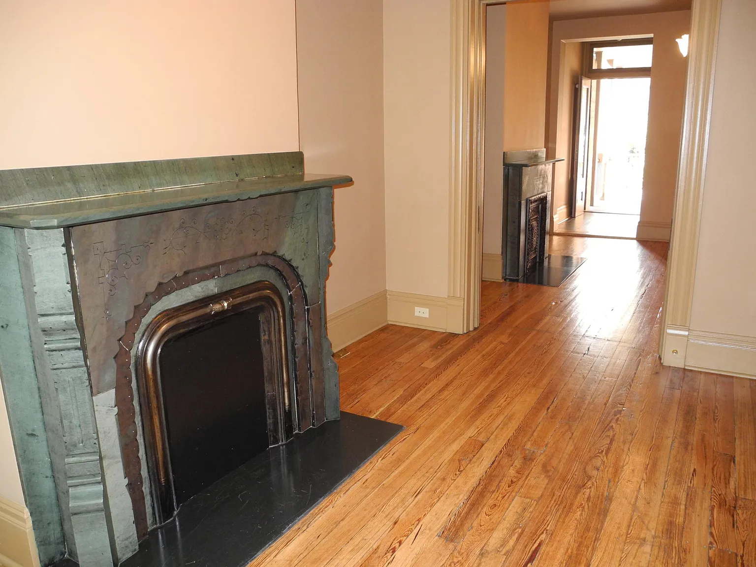 1 bed, 1.5 bath, 940 sqft, $1,300 — Photo 2