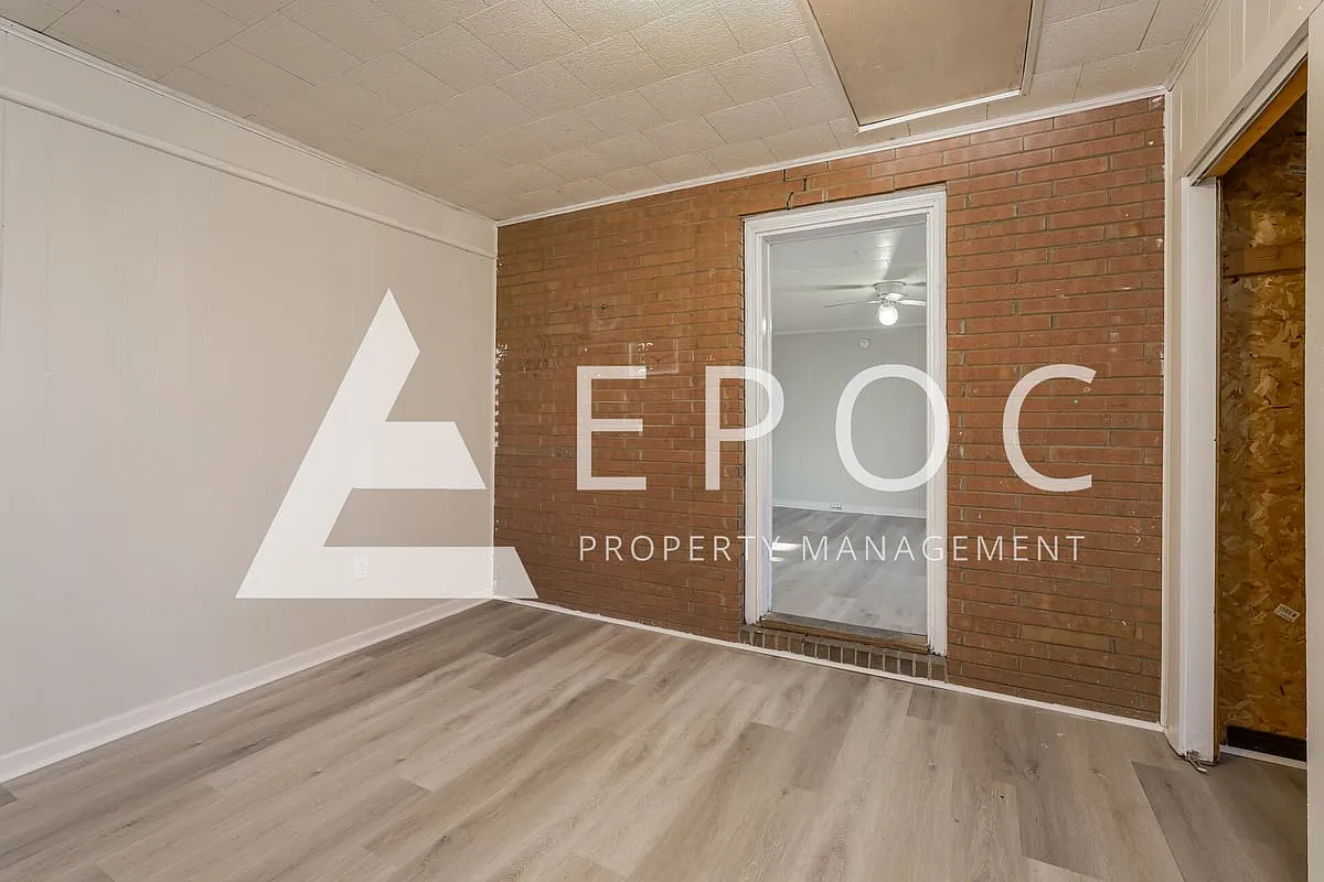 606 Robbins St — Photo 4