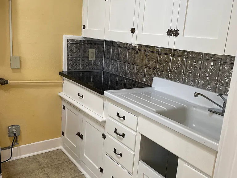 Olympia Court Apartments — Photo 33