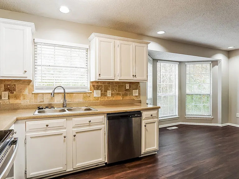 2724 Wellington Dr — Photo 9