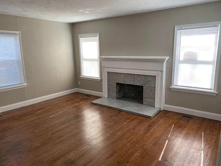 1737 E Elm St — Photo 2