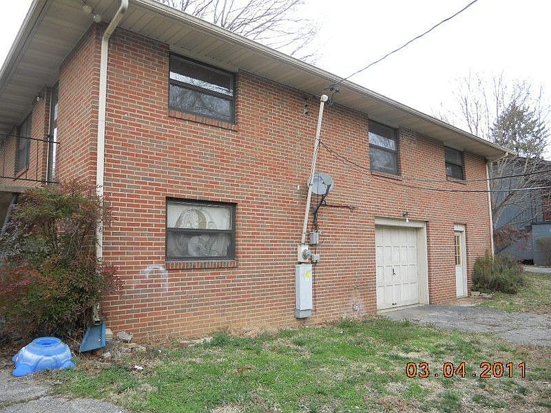 2nd image of 2226 Spence Pl