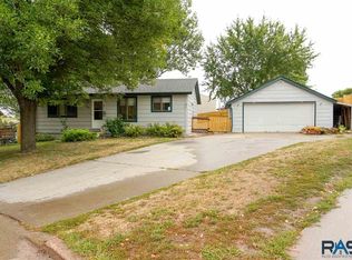 206 Bonnies Cir, Baltic, SD 57003