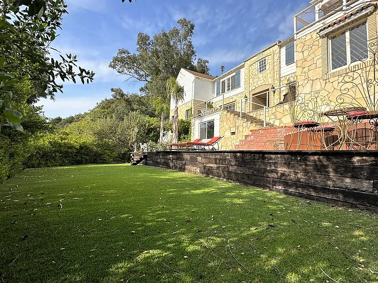 2400 Benedict Canyon Dr — Photo 9