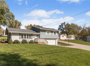 7105 Roseland Dr, Urbandale, IA 50322