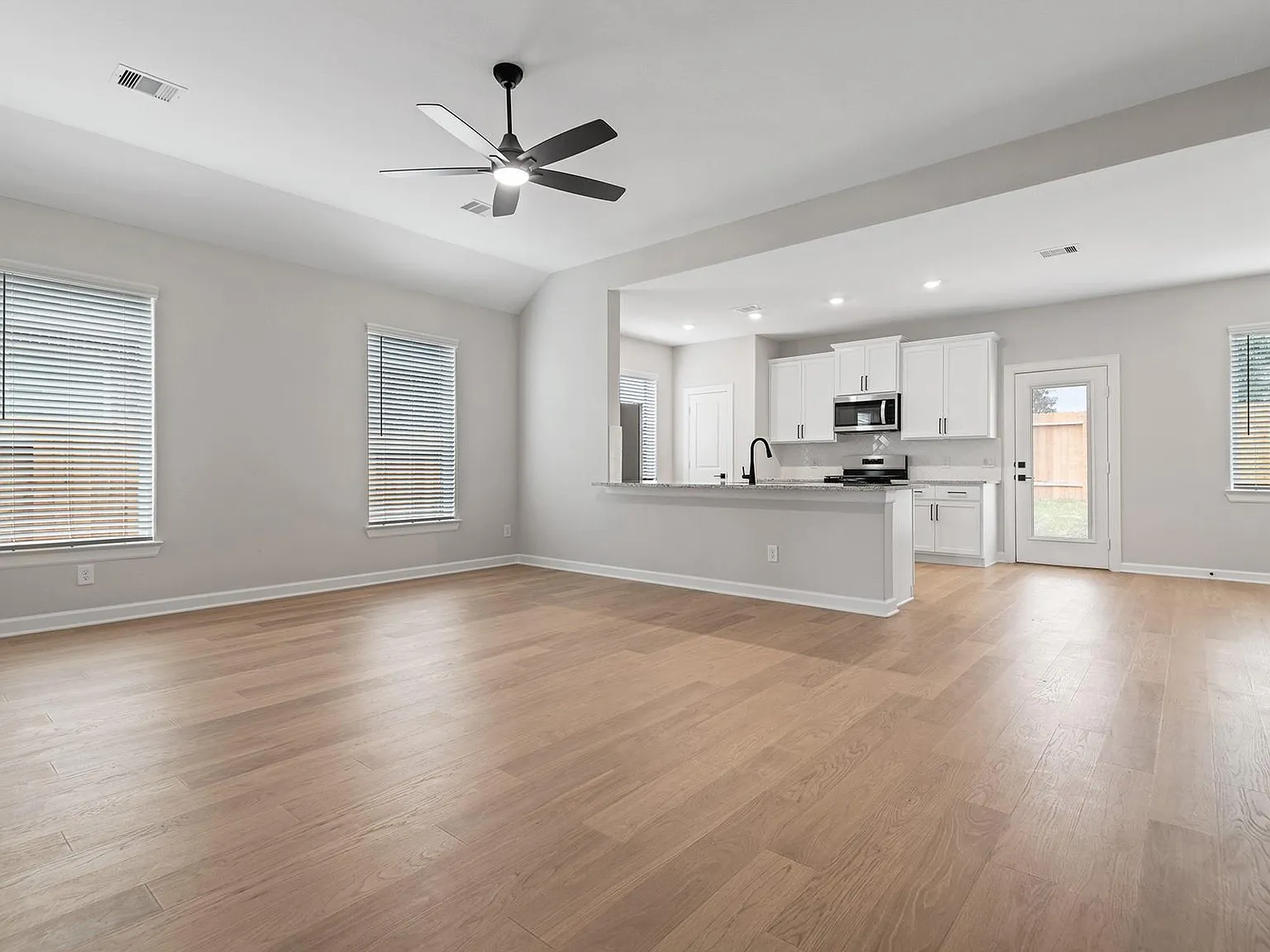 4 bed, 2.0 bath, 1801 sqft, $2,820 — Photo 4