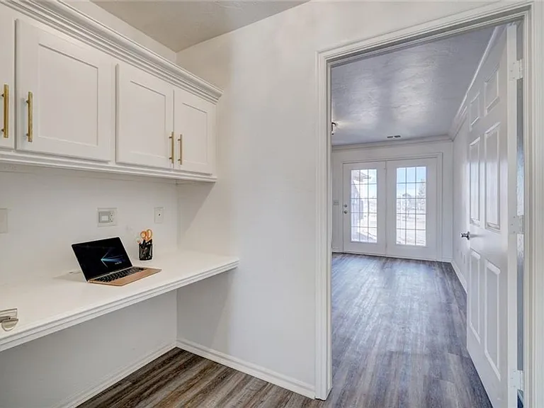 300 Glen Dr — Photo 4