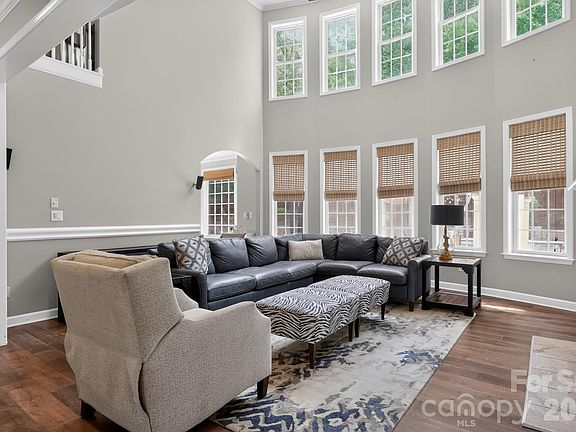 5th image of 9169 Drayton Ln