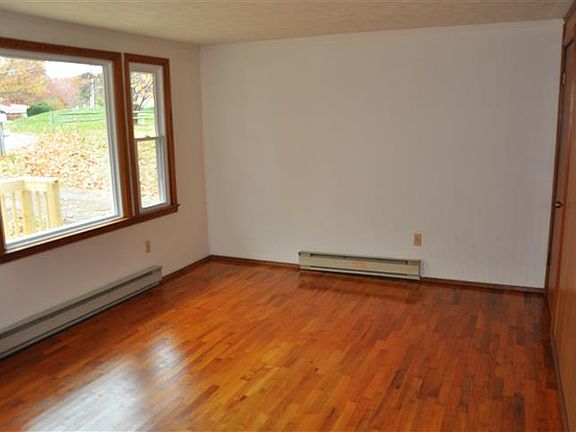 3rd image of 1911 Oakwood Dr