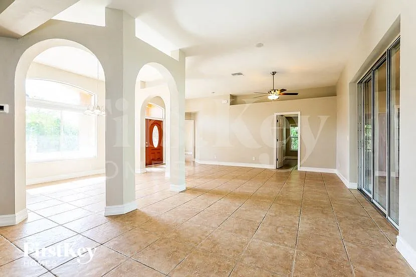 4 bed, 2.0 bath, 2272 sqft, $2,135 — Photo 4