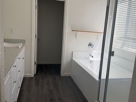 4th image of 495 Daffodil Dr