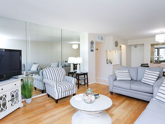 4th image of 320 Seaview Ct #2