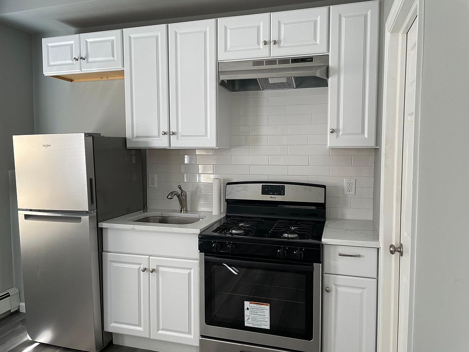 Renovated Kitchen! Stainless Steel appliances!