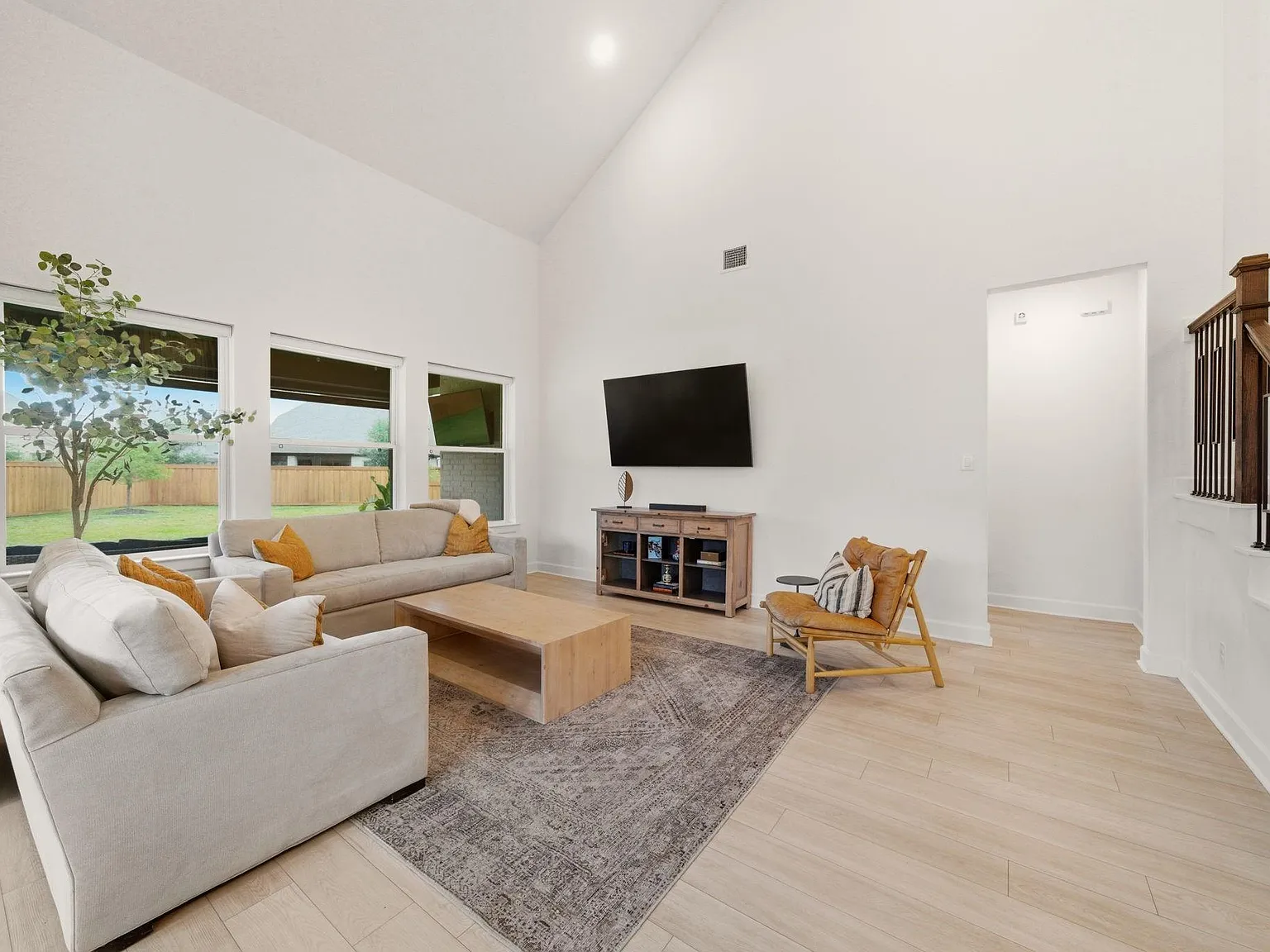 4 bed, 4.5 bath, 2927 sqft, $4,200 — Photo 4