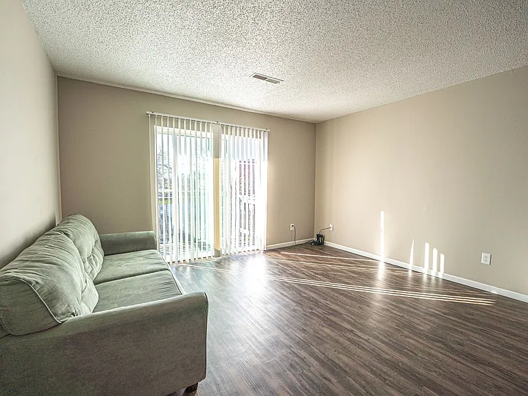 440 E Madison St — Photo 20