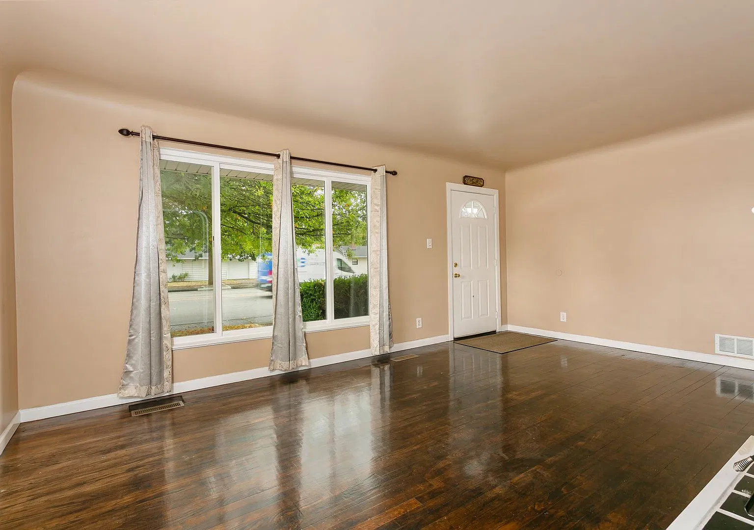 3 Bed 1 Bathroom with yard in Lakewood! — Photo 3