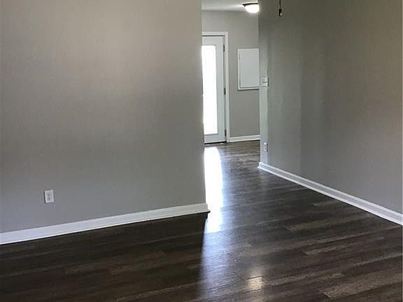 4th image of 1463 Hillcrest Dr