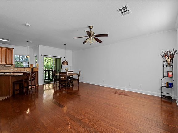3rd image of 1402 Parker Ln APT 3