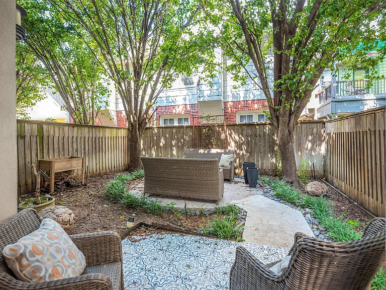 2108 Driscoll St — Photo 47
