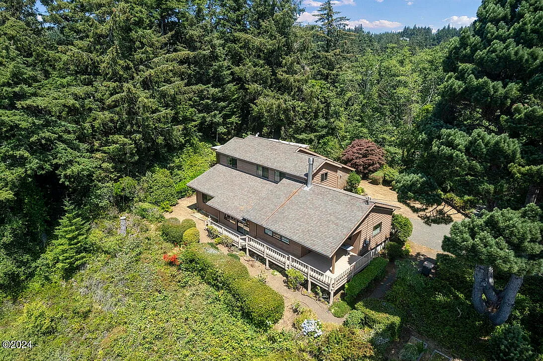 1202 SE Wade Way photo 1