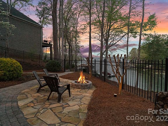 3rd image of 2228 Metcalf Dr
