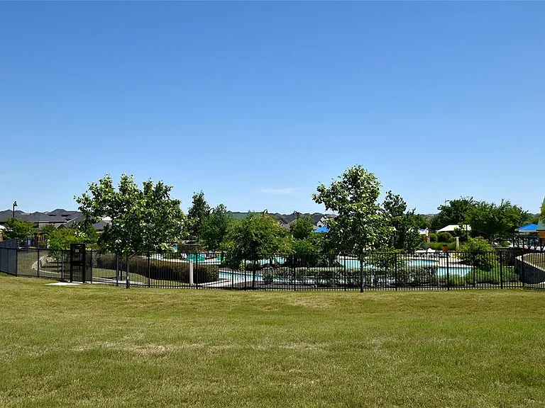 700 Bayberry Cir — Photo 9